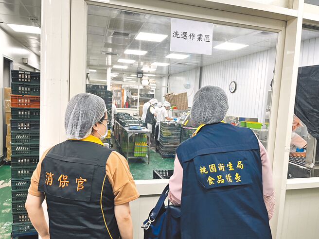桃園地檢署發現瑞牧食品公司將有發黑、腐爛過期次蛋交給仲毅農產品公司、新英蛋品公司製作「黑心液蛋」，3業者11人遭訴。圖為日前桃園市衛生局前往仲毅稽查。（桃園市衛生局提供／賴佑維桃園傳真）