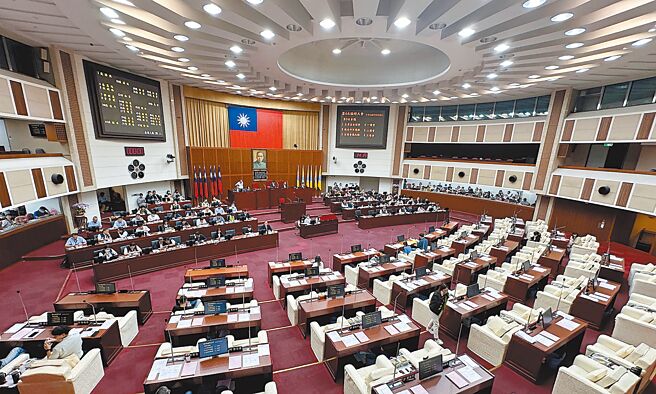國民黨在台北市議會席次從原本31席能單獨過半，因3名議員轉任立委、2名議員涉案遭羈押禁見無法行使職權，如今無法實質過半。圖為台北市議會議場。（本報資料照片）
