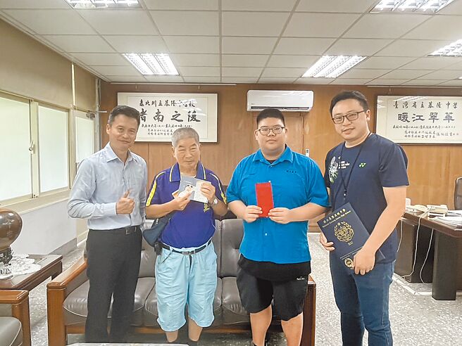 基隆高中数理实验班三年级学生王辰瀚（右二）在各界伸援下度过难关；王辰瀚也担任义工回馈社会，已累计服务超过100小时。（基隆高中提供／徐佑升基隆传真）