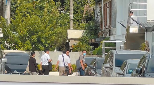 台中地檢署指揮廉政署中調組，4日自台中市警六分局帶走6名員警訊問。（馮惠宜攝）