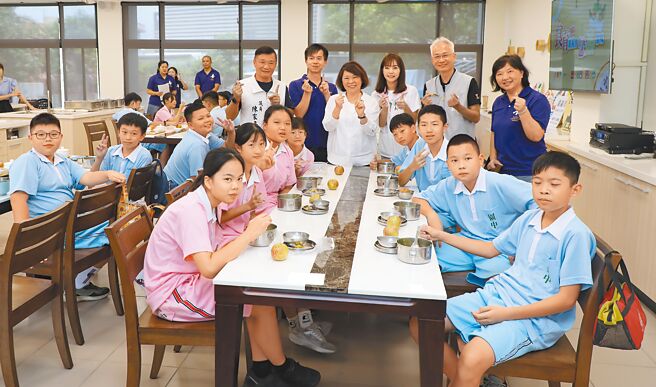 嘉義市長黃敏惠（後排站者左三）4日視察北園國中營養午餐，宣布修訂學校組織編制增設「食育組長」主責午餐事務。（廖素慧攝）