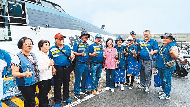 台东县成功镇「蓝色公路」航线4日启航，镇长谢淑贞（中）陪同百人首发团搭乘凯旋3号自新港航至绿岛。（萧嘉蕙摄）