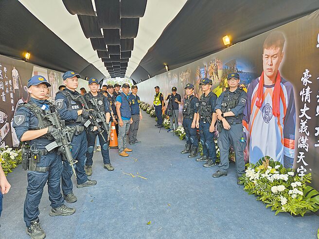 屏東角頭「鴨頭」陳昫豪告別式4日上午在崁頂鄉自宅舉行，為防止有人藉機滋事，警方荷槍嚴陣以待。（羅琦文攝）