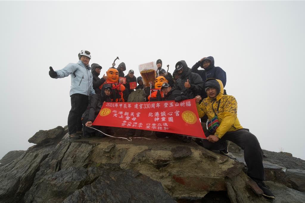 睽違10年！朝天宮媽祖二度攻頂玉山 2神童隨行創新紀錄