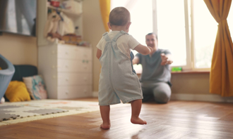 1歲嬰喜歡騎他上下搖！爸爸求救「學我老婆？」 網看全笑翻