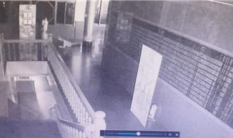 向妈祖借胆「连滚带爬」躲监视器！笨贼偷香油钱 反进警局