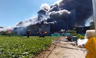 士林工厂大火！「内有易燃物」惊人黑烟狂窜