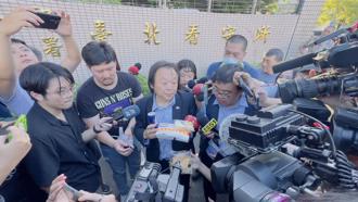 世坚情深！ 鸡鸭便当后再加码送柯文哲「起酥蛋糕」