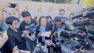 王世堅送雞鴨飯、起酥蛋糕給柯文哲 沈富雄忍不住吐1句