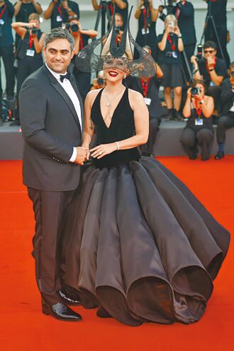 卡卡水都愛相隨 未婚夫黏TT走紅毯