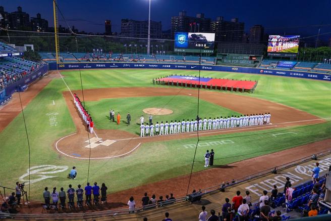 庆祝九三军人节，「全力出击」职棒主题赛昨晚于新庄棒球场举行，由国防部长顾立雄担任开球嘉宾，并在陆军21炮指部官兵展护巨幅国旗下，全场军民齐声高唱国歌，洋溢着浓浓的爱国氛围。（记者谢承宏摄）