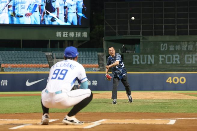 庆祝九三军人节，「全力出击」职棒主题赛昨晚于新庄棒球场举行，由国防部长顾立雄担任开球嘉宾，并在陆军21炮指部官兵展护巨幅国旗下，全场军民齐声高唱国歌，洋溢着浓浓的爱国氛围。（记者黄迪明摄）