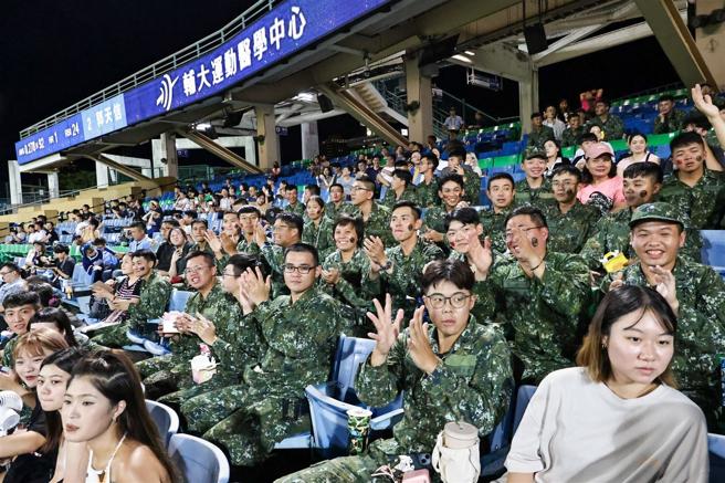  国军官兵、眷属受邀进场看球，感谢官兵守护国家的辛劳。（记者谢承宏摄）