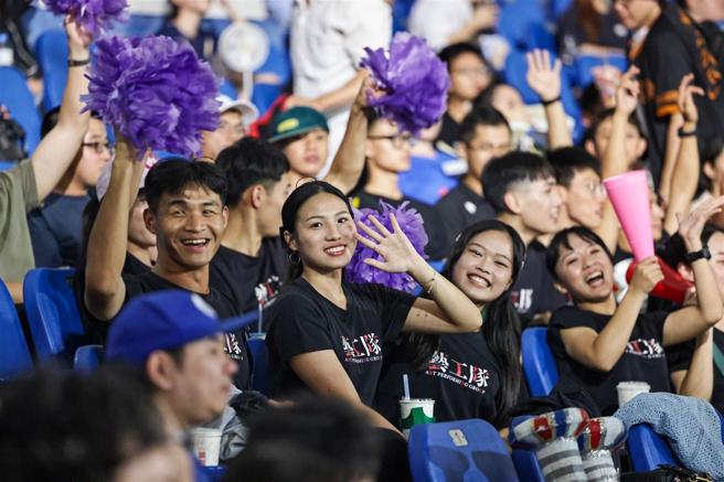  国军官兵、眷属受邀进场看球，感谢官兵守护国家的辛劳。（记者谢承宏摄）