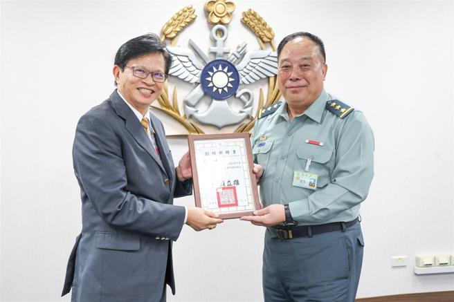  徐副部長頒發委員聘書，邀請各專家學者秉持專業、公平、公開的原則，評選優秀得獎者。（軍聞社記者周昇煒攝）
