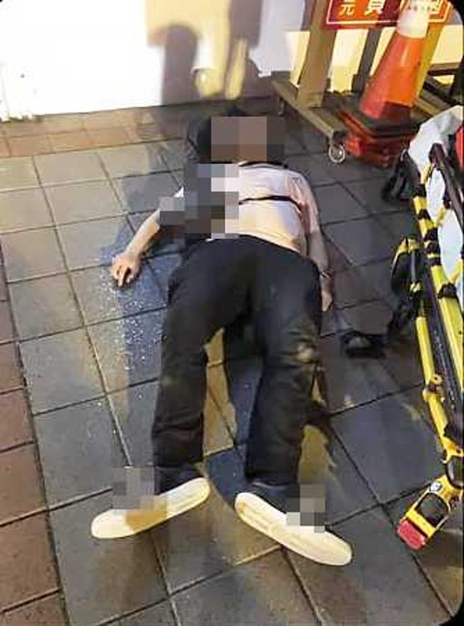 W男被控曾多次持刀进入派出所扬言自残，被警方强制送医。（图／当事人提供）