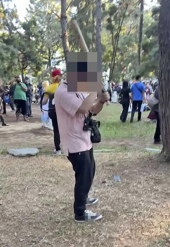 W男曾被目睹在同人志活动上持球棒猛K自己的头，脱序行径令人摇头。（图／当事人提供）