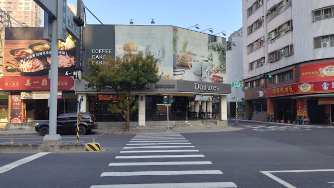 「多那之咖啡蛋糕烘焙」高雄重惠门市今年6月才以8万元续租，没想到9月1日突然熄灯。（翻摄Google Maps）