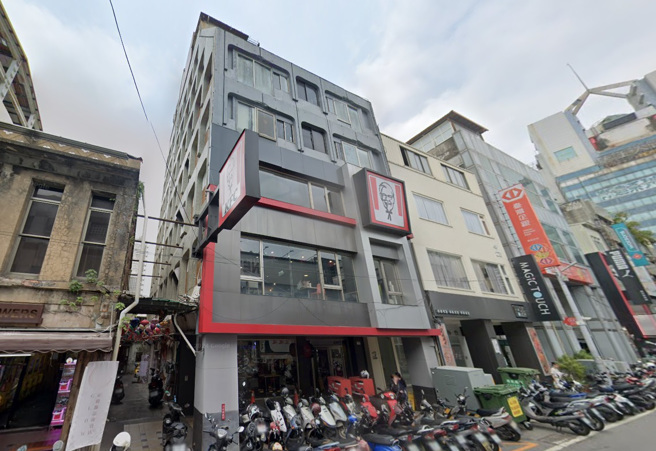 員林車站前的黃金戰區，這棟租給肯德基超過20年的物件，屋主近日開價1.58億元求售。（圖／翻攝自Google地圖）