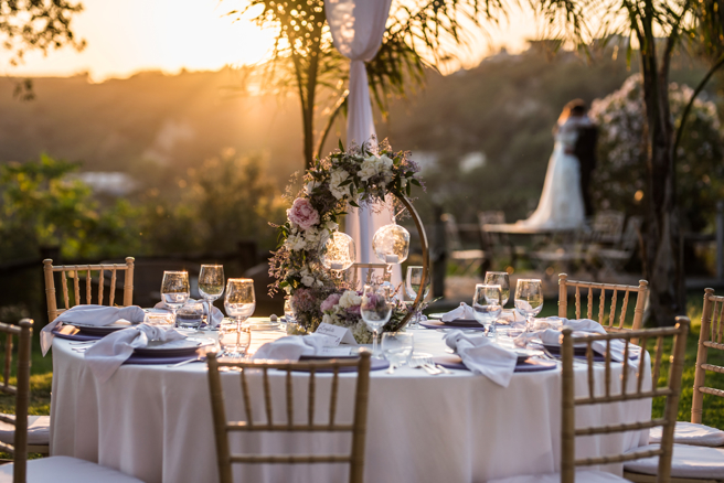 一票网友表示，超常在婚礼上看到客人穿牛仔裤、球鞋等休閒装扮，认为对新人不尊重。（图：shutterstock／达志）