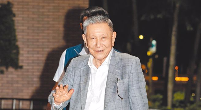 沈慶京北所羈押身體不適，民眾直擊「坐輪椅」送進醫院。（中時資料照）