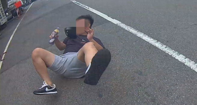 高男子因犯2案遭判刑7個月，未到案執行遭通緝，見警趁隙要逃時摔倒在地。（翻攝畫面）