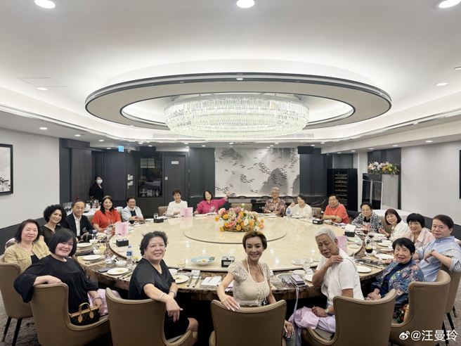 葉子楣日前請一票圈內好友吃飯。（圖／翻攝自汪曼玲微博）