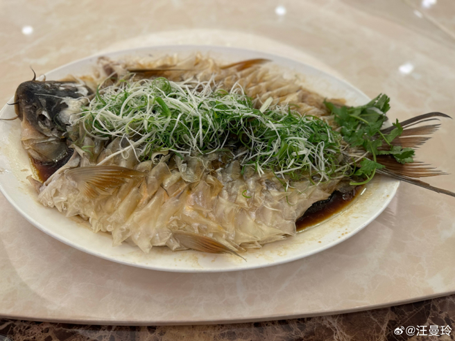 葉子楣請吃「水中黃金」。（圖／翻攝自汪曼玲微博）