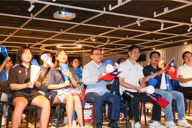 年仅17岁的新北桌球好手陈柏谚不夺下巴黎帕运银牌，新北市长侯友宜（6）日凌晨和陈柏谚的家人们，以及前来应援的民眾，共同观看比赛直播，恭喜他获得银牌荣耀。（新北市新闻局提供）