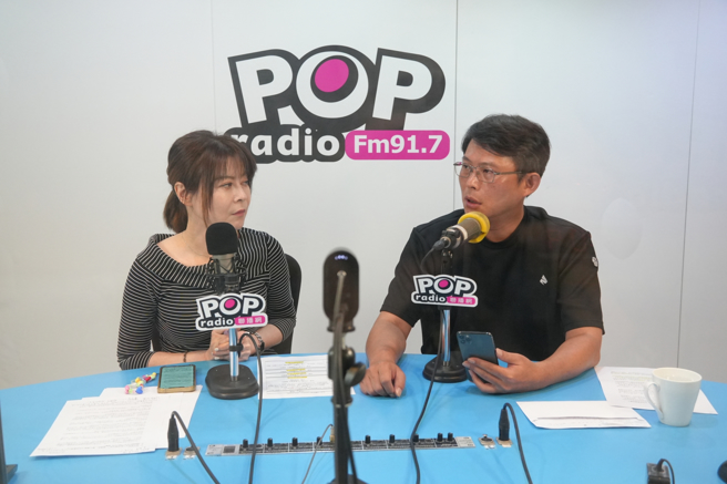 民眾党立委黄国昌（右）5日接受主持人钱怡君（左）广播专访。（POP Radio提供）