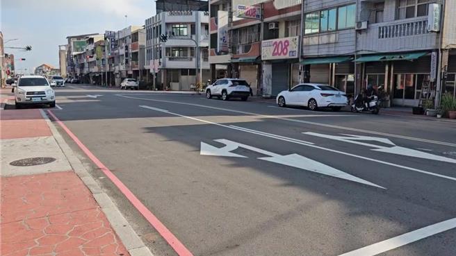 苗栗县竹南警分局员警6日凌晨缉查毒犯至苗栗市英才路遭衝撞拒捕，员警连开6枪制止嫌犯无效逃离。（读者提供／谢明俊苗栗传真）