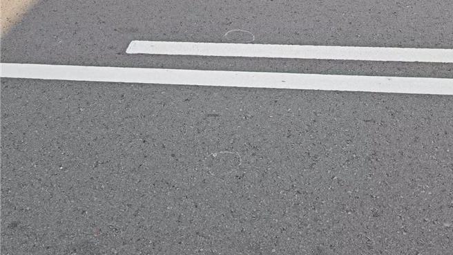 苗栗县竹南警分局员警6日凌晨缉查毒犯至苗栗市英才路遭衝撞拒捕，员警连开6枪制止嫌犯无效逃离。（读者提供／谢明俊苗栗传真）