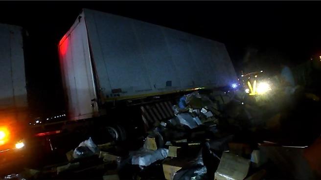 國道3號福爾摩沙高速公路彰化和美路段，6日清晨發生5車連環事故，其中肇事的全聯結車載運的貨物從北向車道掉落到對向南向車道。（警方提供／孫英哲彰化傳真）