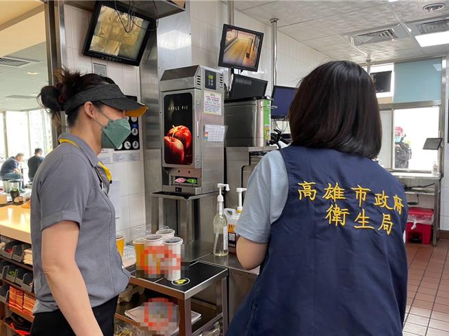 高雄市卫生局，今（2024）年进行第二波饮冰品抽验，264件饮冰品中有9件肠杆菌科超标，经辅导限期改善后，再次抽验均全数合格。（画面翻摄／纪爰高雄传真）