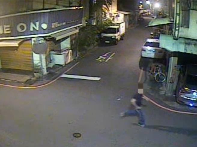 台中市39歲廖姓男子日前連2天於大里街頭徘徊，疑似開車門「碰運氣」行竊被民眾抓獲，變向警方上演苦情戲表示「要養小孩」，沒想到又被警方查出並無子女，詢後依竊盜罪移送。（民眾提供／潘虹恩台中傳真）