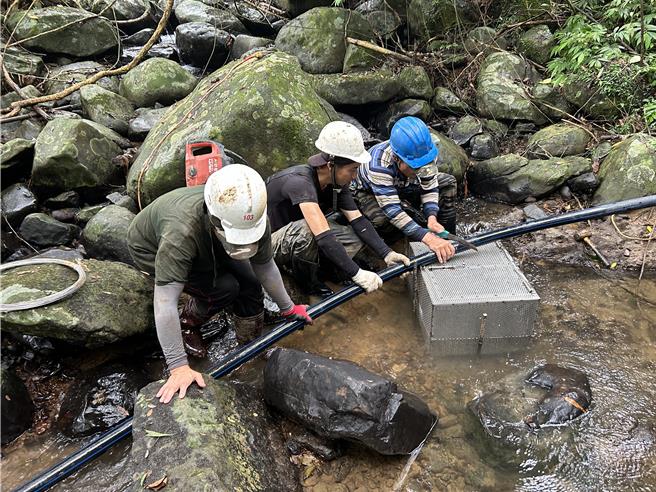 新北市水利局今年補助貢寮區公所約314萬元，於貢寮和美里新設完成簡易自來水設備，共14戶居民受惠。（新北市水利局提供）