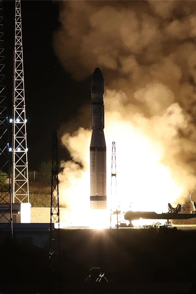 长征六号一箭10星发射成功，10颗卫星如何安全可靠分离？图为点火升空。（ 中国航太科技集团提供）