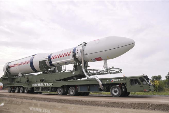 长征六号一箭10星发射成功，10颗卫星如何安全可靠分离？图为火箭转运。（ 中国航太科技集团提供）