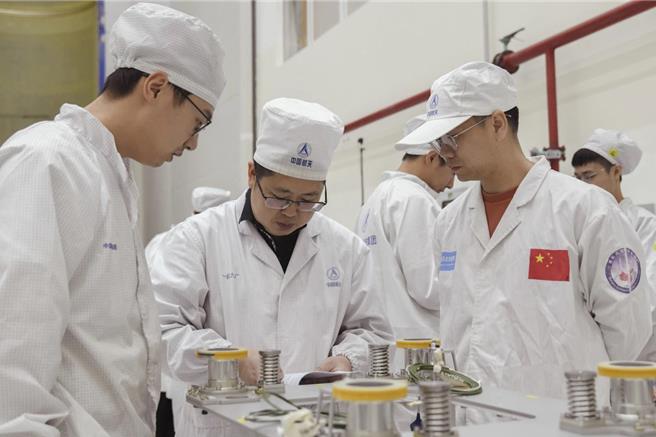 长征六号一箭10星发射成功，10颗卫星如何安全可靠分离？图为长征六号火箭团队工作中。（ 中国航太科技集团提供）