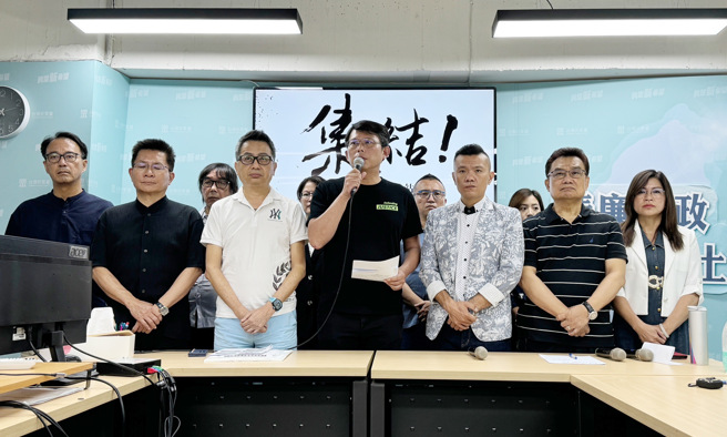 民眾黨主席柯文哲被裁定羈押禁見後，民眾黨6日上午舉行中央緊急應變小組會議，並由小組共同召集人黃國昌（中）在記者會中宣布將進行「全黨動員、全國開講」。（姚志平攝）