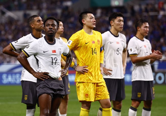 大陆男足在世界杯亚洲区资格赛第三轮惨败日本，许多人难以接受。（图／路透社）