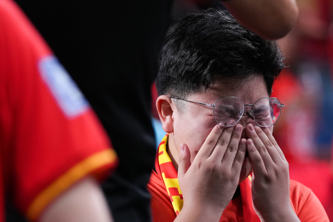 大陆男足在世界杯亚洲区资格赛第三轮惨败日本，许多人难以接受。（图／新华社）