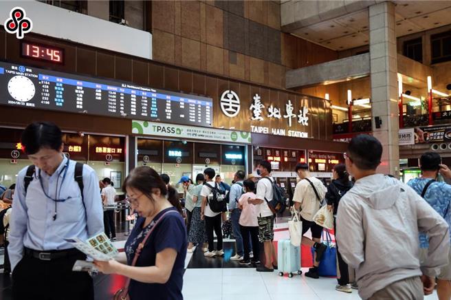 台鐵公司因應113年國慶假期疏運旅客需求，自10月9日至14日計6天，全線加開各級列車共計56班。（本報資料照）