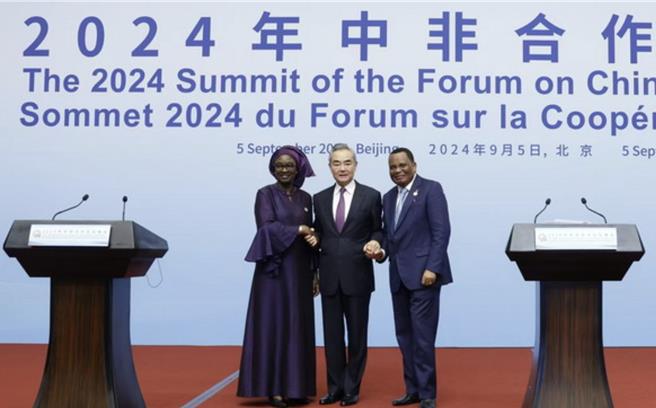 2024年9月5日，中共中央政治局委員、外交部長王毅（中）同中非合作論壇非方現任共同主席國塞內加爾外長法勒、下任共同主席國剛果共和國外長加科索共同會見中外記者。（中國外交部官網）