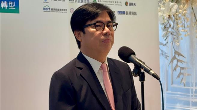 民眾党主席柯文哲5日遭收押禁见，民进党高雄市长陈其迈今（6）日上午出席活动时简短回应，「我们尊重司法」，也希望司法能厘清真相，勿枉勿纵。（柯宗纬摄）