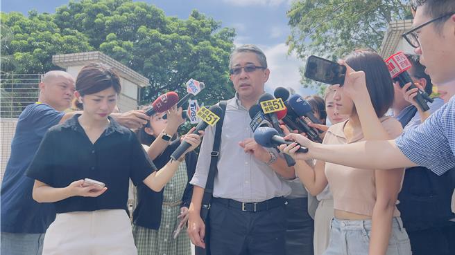 柯文哲委任律師鄭深元上午前往北所辦理律見。（呂健豪攝）