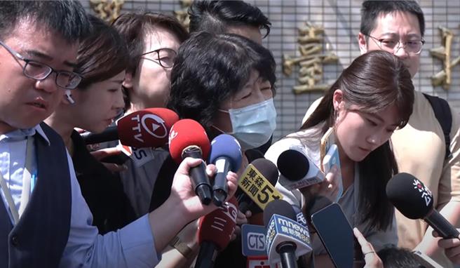 陳佩琪到台北看守所。（圖 ／ 截自中時新聞網直播頻道）