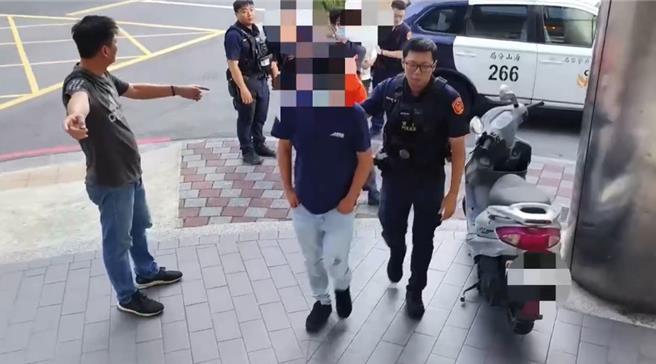 18岁刘姓男子找了2名友人助阵，并带着球棒与辣椒水前往公园。（海山警分局提供）