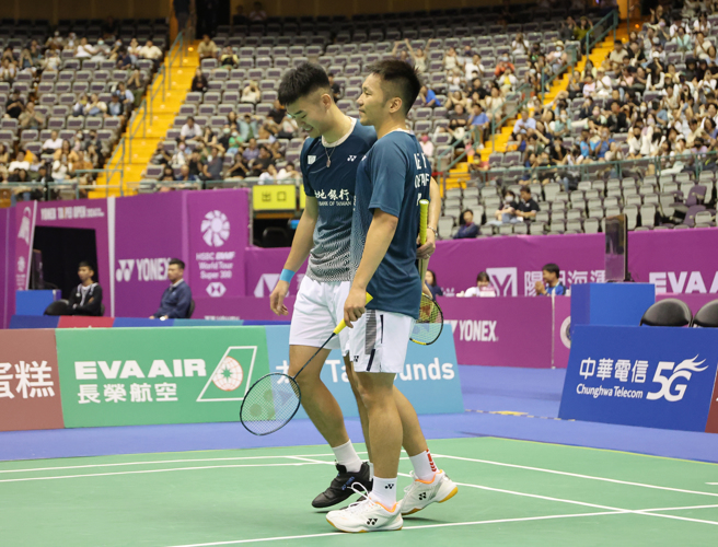 王齊麟（左）因為壓力大發揮不盡理想，李洋（右）很感謝搭檔為了他一起拚戰台北羽球公開賽。（中華羽協提供）