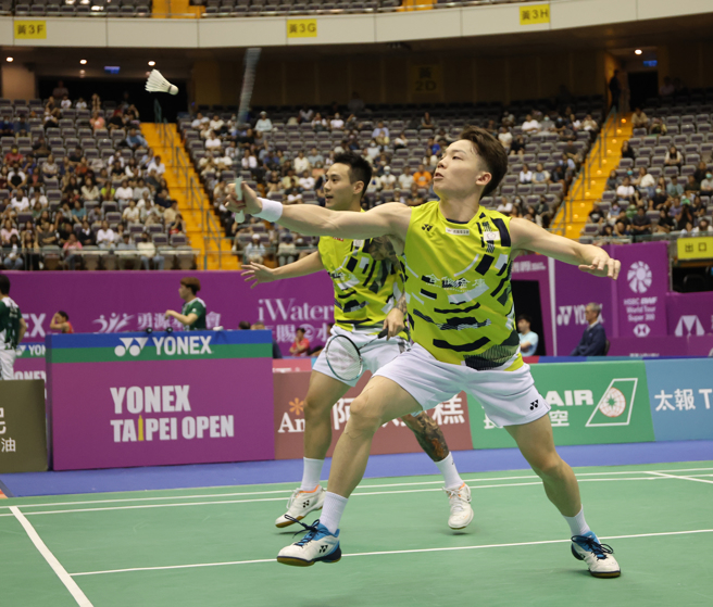 劉廣珩（前）、楊博涵在2024台北羽球公開賽男雙16強擊敗奧運金牌組合「麟洋」。（中華羽協提供）
